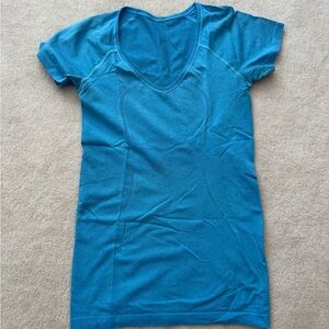Lululemon V-neck Swiftly Tech Short Sleeve Shirt in blue size 6